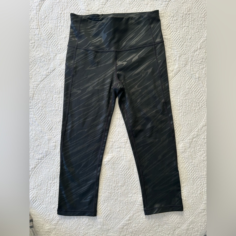 GapFit cropped leggings. Black w/grey liquid shine. Size small. Fabulous shape